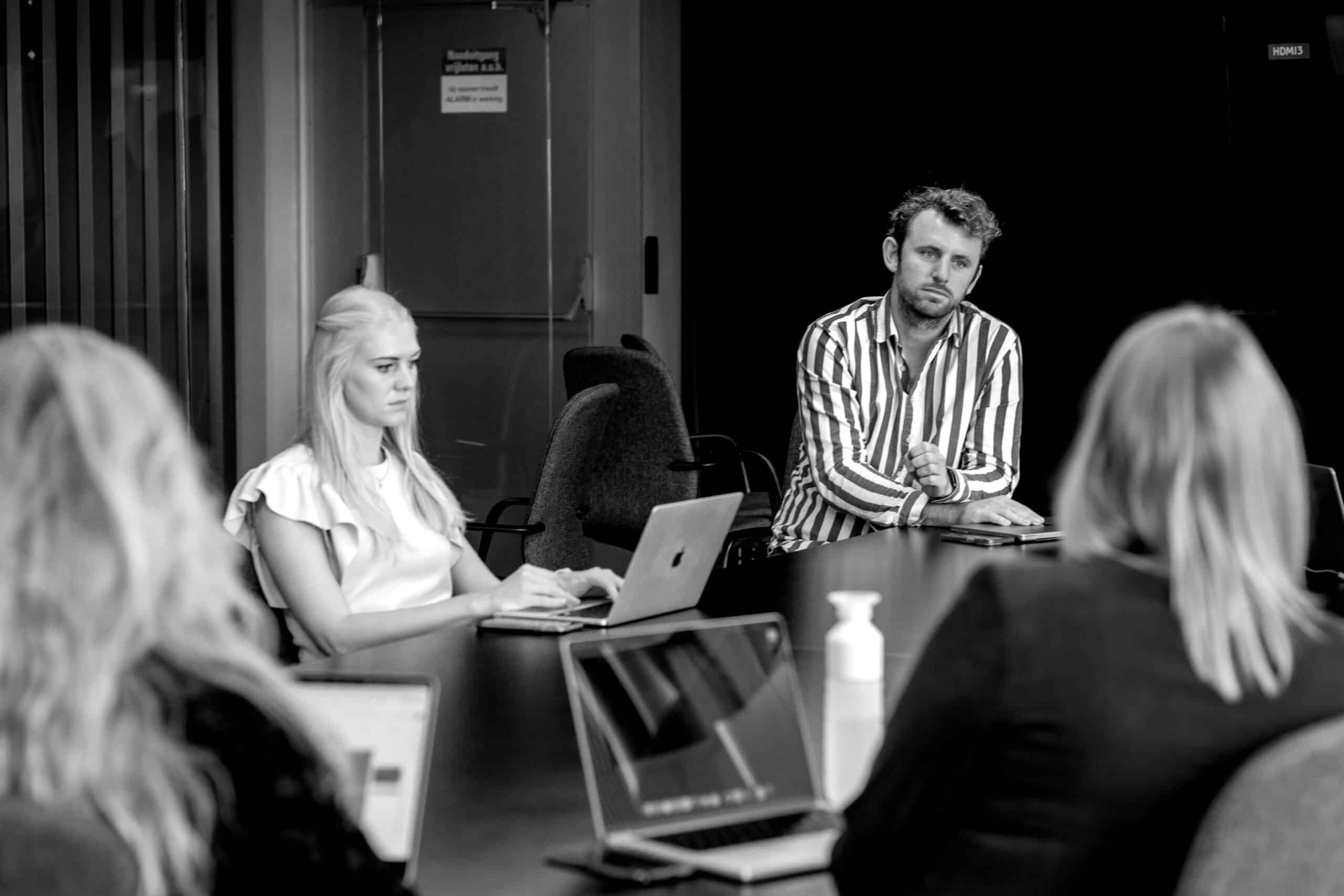 Meeting | Benefits of working with a digital agency.